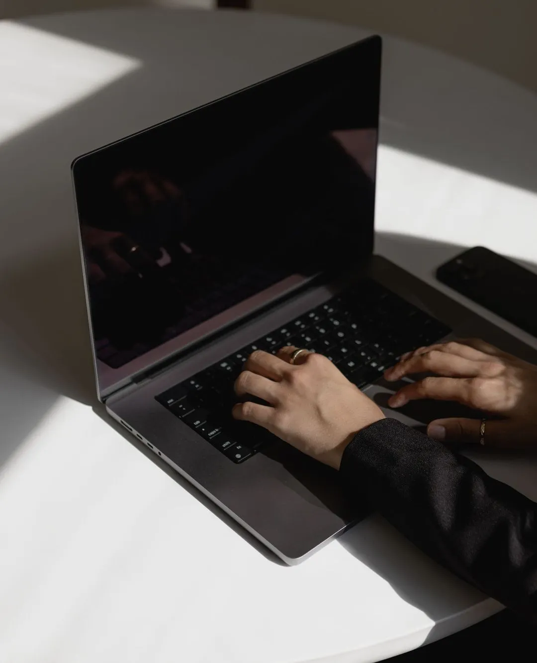 Dźwiękowa fala w logo marki